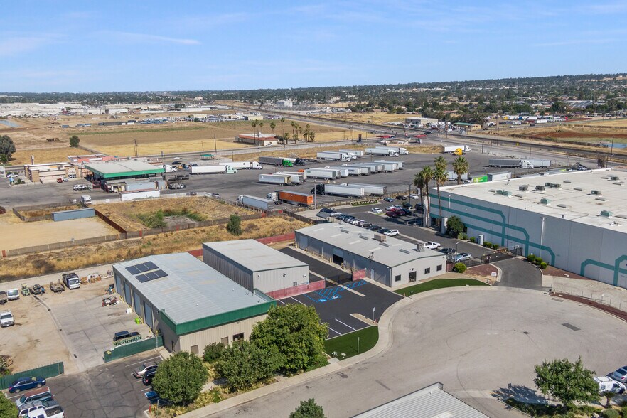 More Photos Of 138 Coremark Ct, Bakersfield Service For Lease