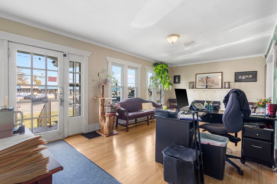 More Photos Of 1658 Saint Louis St, Springfield Office For Lease