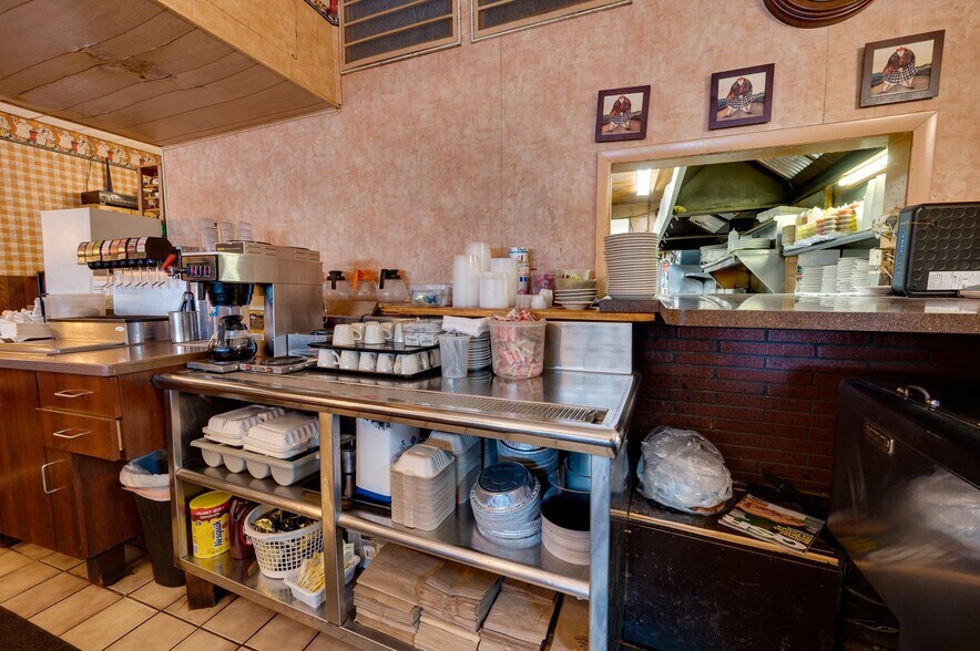 More Photos Of 3011 Pine Ave, Niagara Falls Restaurant For Sale