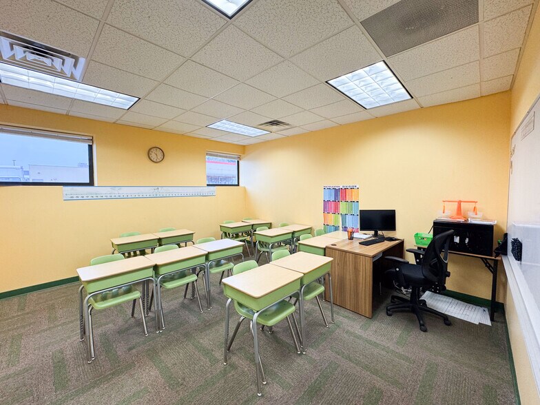 More Photos Of 860-862 Silas Deane Hwy, Wethersfield Freestanding For Sale