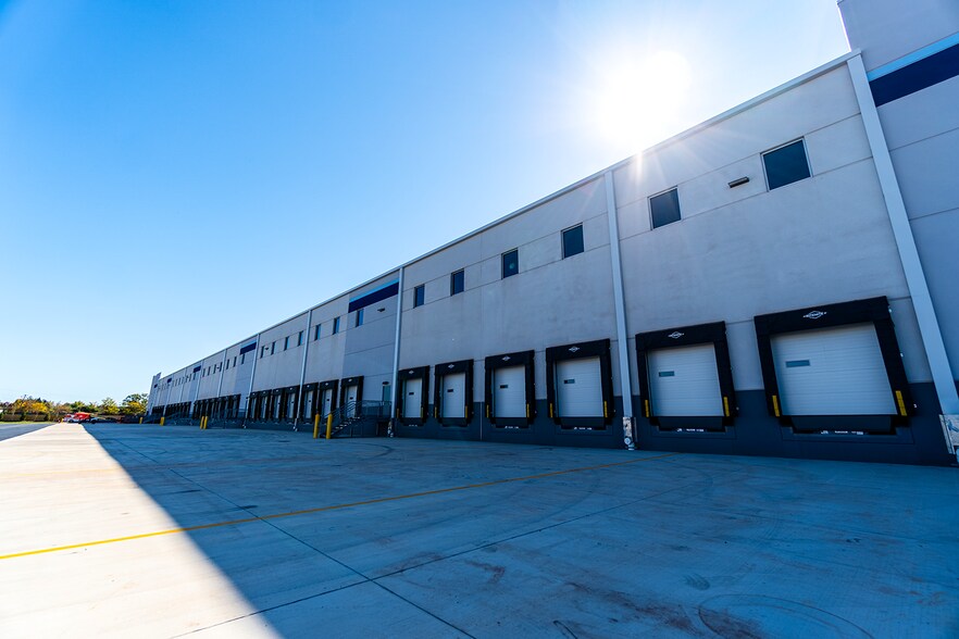 More Photos Of 25435 Pleasant Valley Rd, Chantilly Industrial For Lease