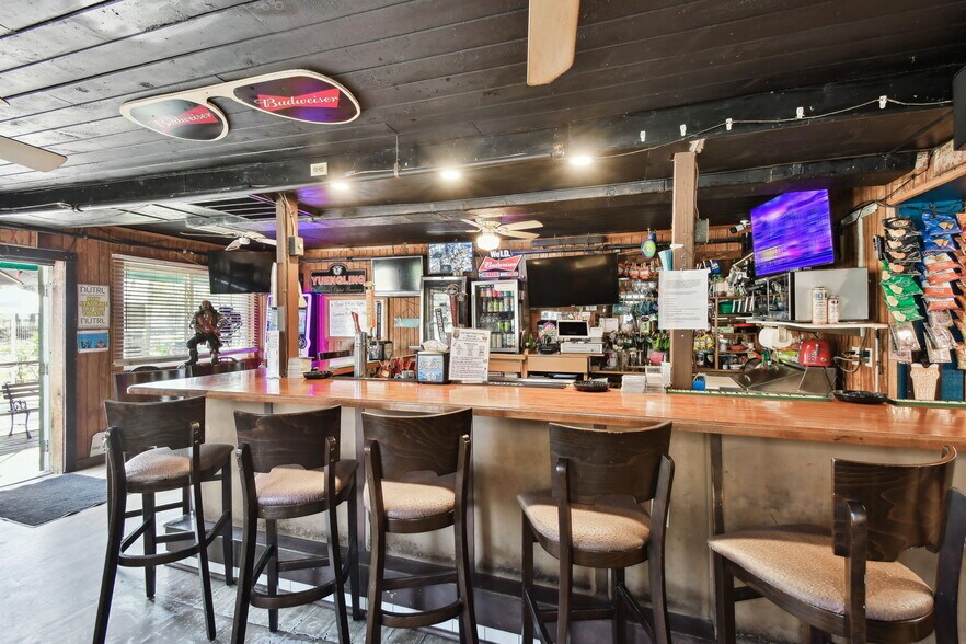 More Photos Of 3007 6th St S, Saint Petersburg Bar For Sale