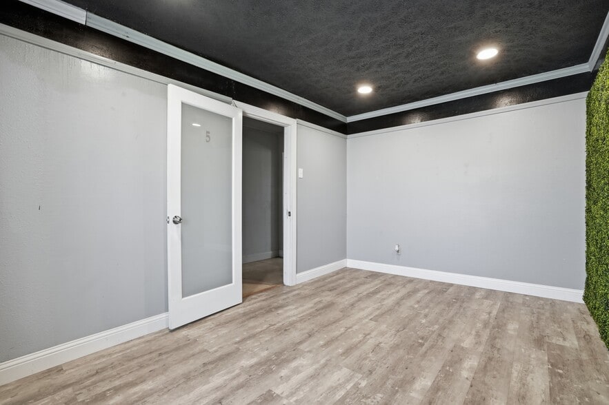 More Photos Of 3054 Cullen Pky, Pearland Freestanding For Lease