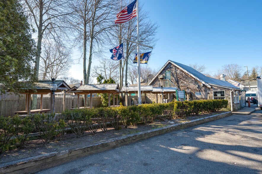 More Photos Of 8 Montauk Hwy, East Hampton Specialty For Lease