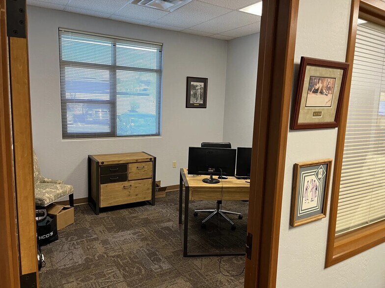 More Photos Of 42104 N Venture Dr, Anthem Medical For Sale