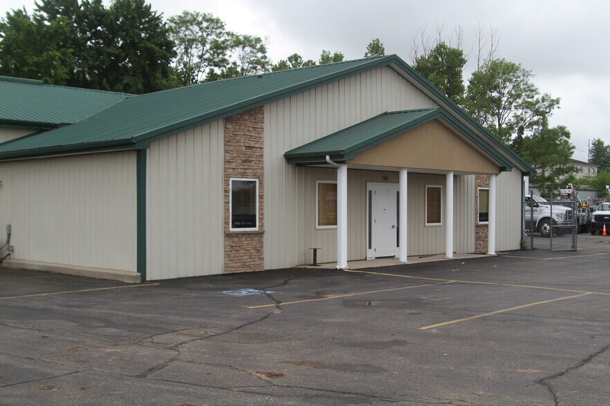 Primary Photo Of 848 S High St, Hillsboro Freestanding For Sale