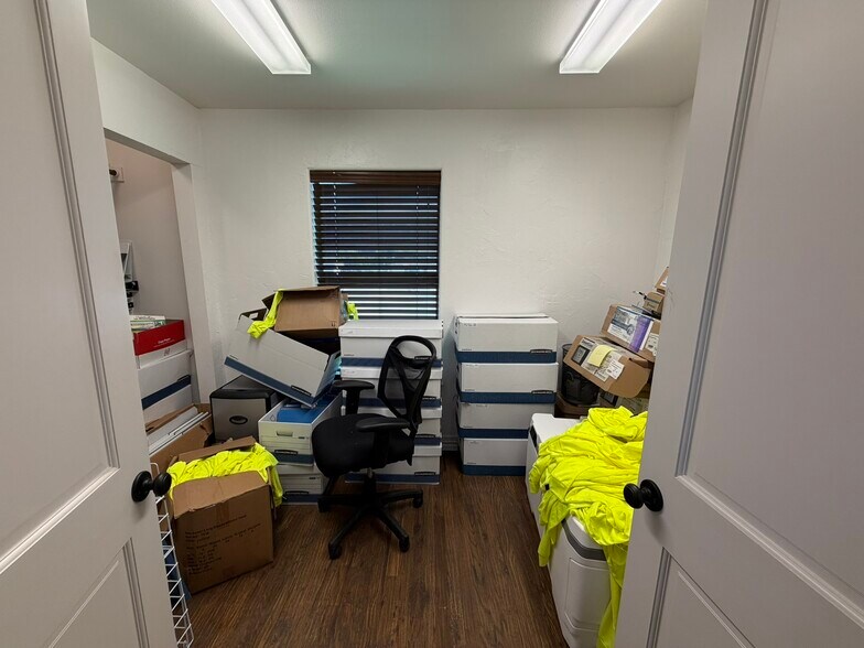 More Photos Of 414 N Kealy Ave, Lewisville Office For Sale