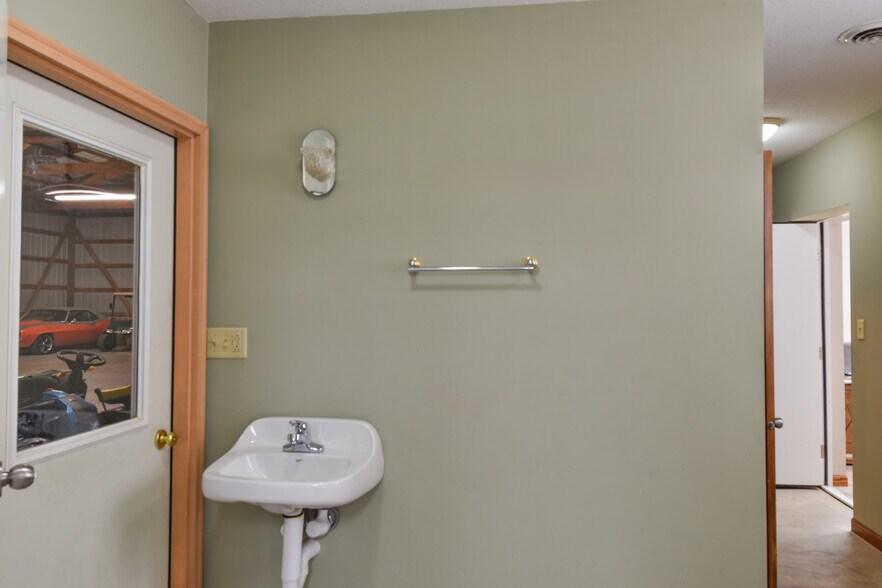 More Photos Of 1311 N Division St, Pontiac Warehouse For Lease