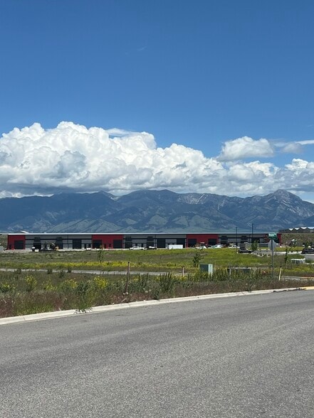 More Photos Of 105 Copper Ranch Rd, Belgrade Showroom For Lease