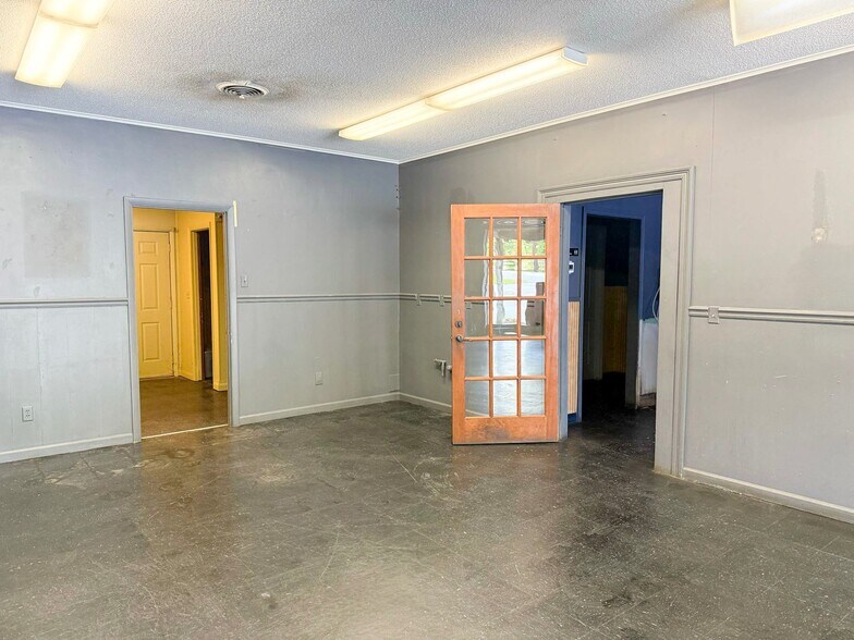 More Photos Of 12560 US-27, Chickamauga General Retail For Sale