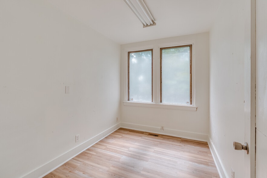 More Photos Of 1401 Spring Hill Ave, Mobile Medical For Sale
