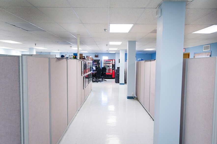 More Photos Of 400 Mack Dr, Croydon Flex For Lease