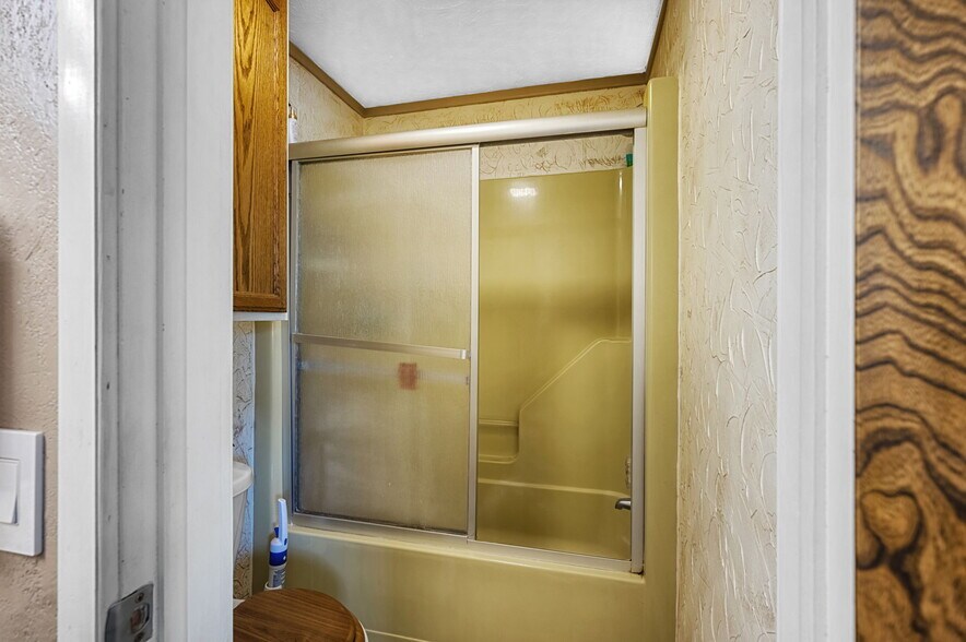 More Photos Of 10277 N 2130 Rd, Foss Convenience Store For Sale