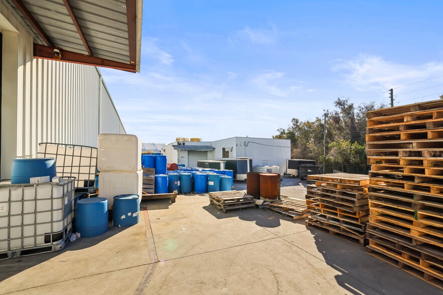More Photos Of 1555 Sunshine Dr, Clearwater Warehouse For Sale