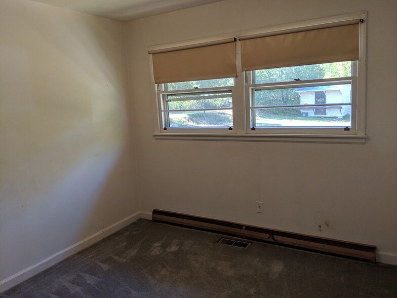 More Photos Of 104 Round Knob Rd, Lexington Office For Sale