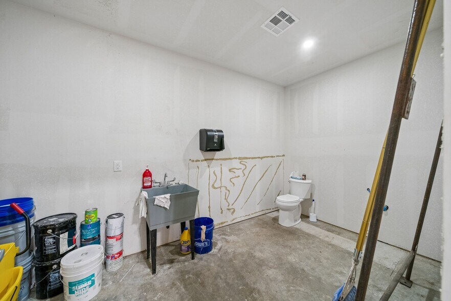 More Photos Of 1422 E Fairview Ave, Nowata Industrial For Sale
