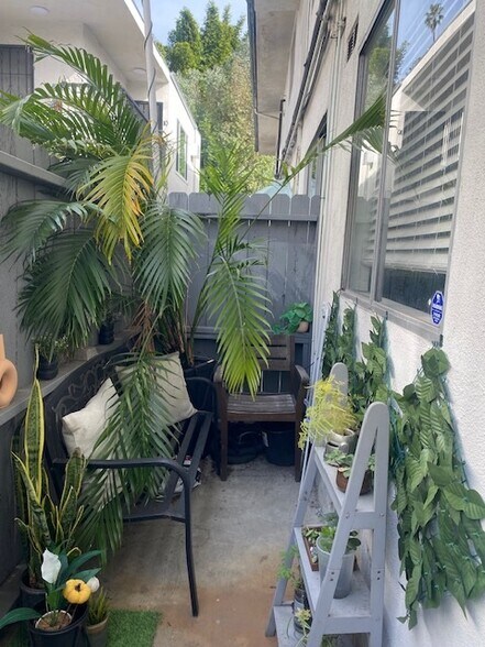 More Photos Of 2030 Holly Dr, Los Angeles Apartments For Sale