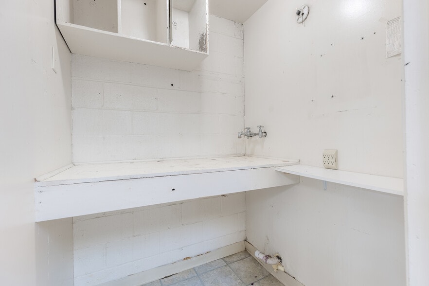 More Photos Of 825 N Crockett St, Sherman Office For Sale