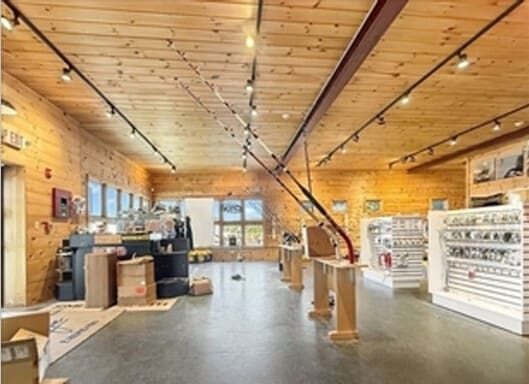 More Photos Of 291 High Rd, Newbury Freestanding For Lease