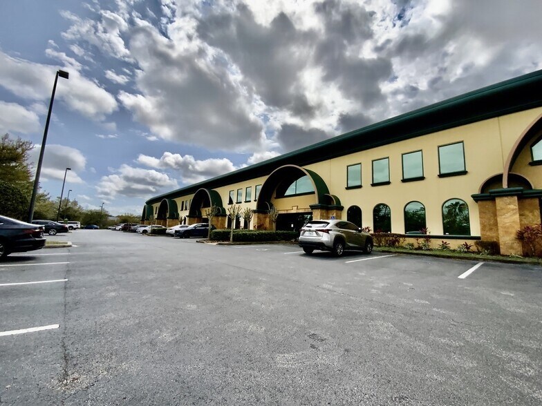 More Photos Of 7075 Kingspointe Pky, Orlando Showroom For Lease