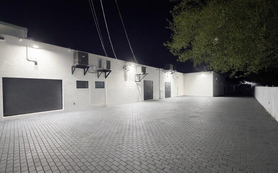 More Photos Of 13-19 S Federal Hwy, Dania Storefront For Lease