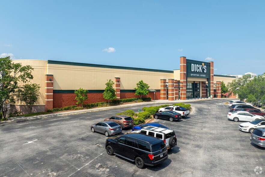 More Photos Of 350 Towne Center Cir, Sanford Department Store For Lease