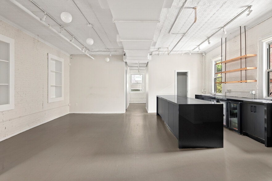 More Photos Of 109 W 17th St, New York Storefront Retail Office For Lease