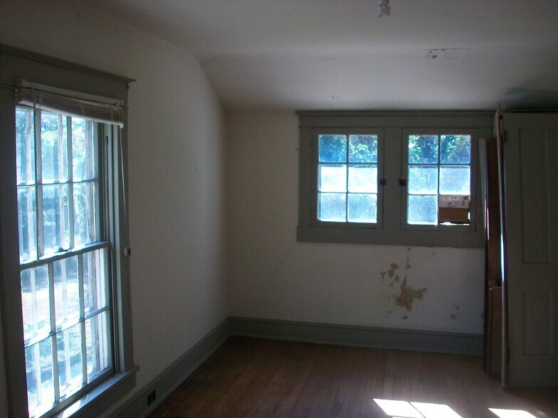 More Photos Of 328 Buckmarsh St, Berryville Flex For Sale