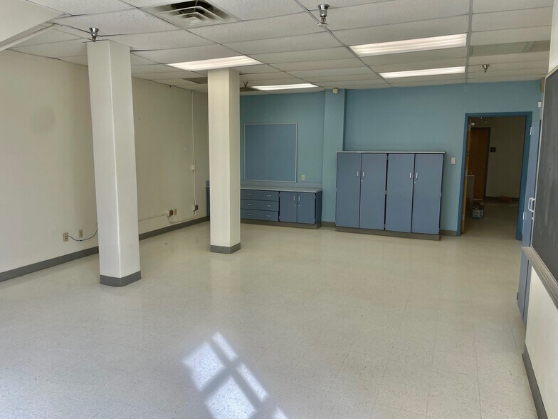 More Photos Of 216 E College St, Seguin Flex For Sale