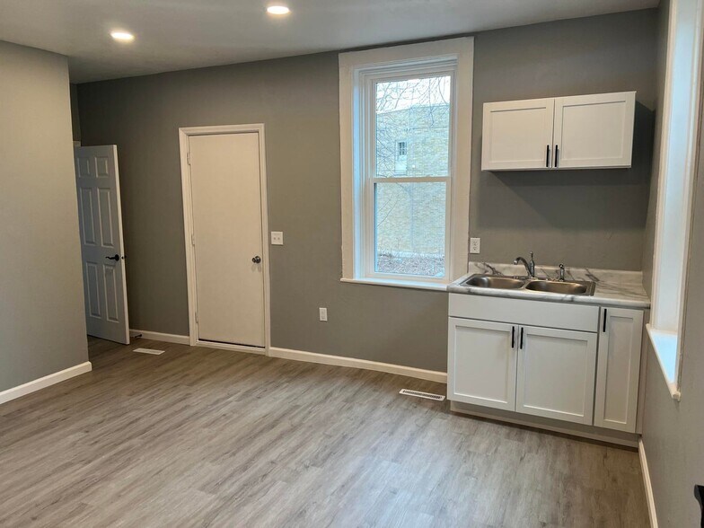 More Photos Of 1410 Washington St, Manitowoc General Retail For Sale