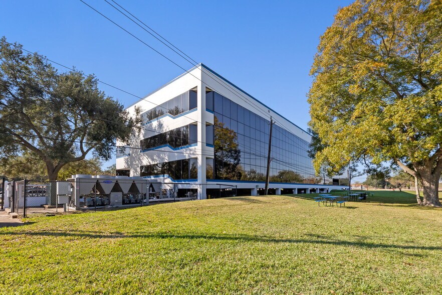 More Photos Of 1011 Highway 6 S, Houston Office For Lease