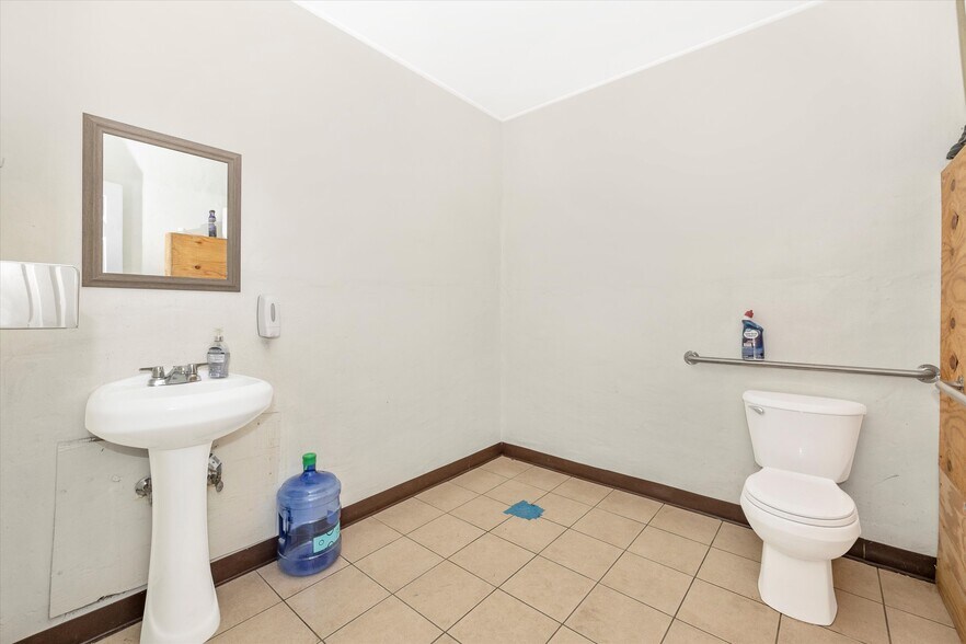 More Photos Of 9827 Hansonville Rd, Frederick Auto Repair For Sale