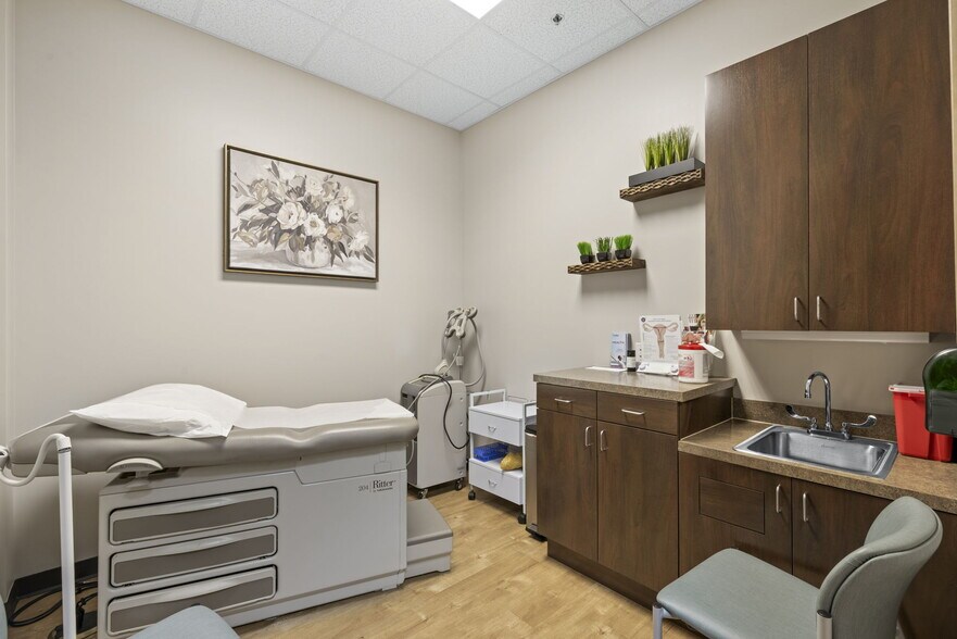 More Photos Of 7790 W Grand Pky, Richmond Medical For Lease