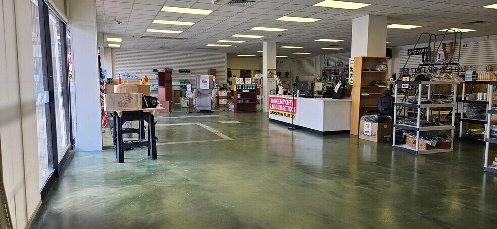 More Photos Of 2700 S King St, Honolulu Unknown For Lease