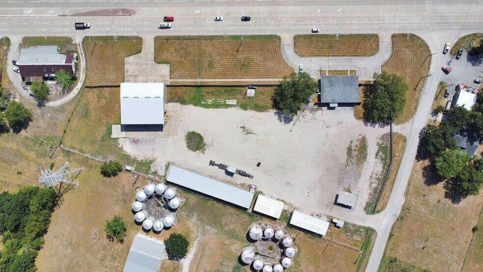 More Photos Of 1500 W Highway 6, Alvin Truck Terminal For Lease