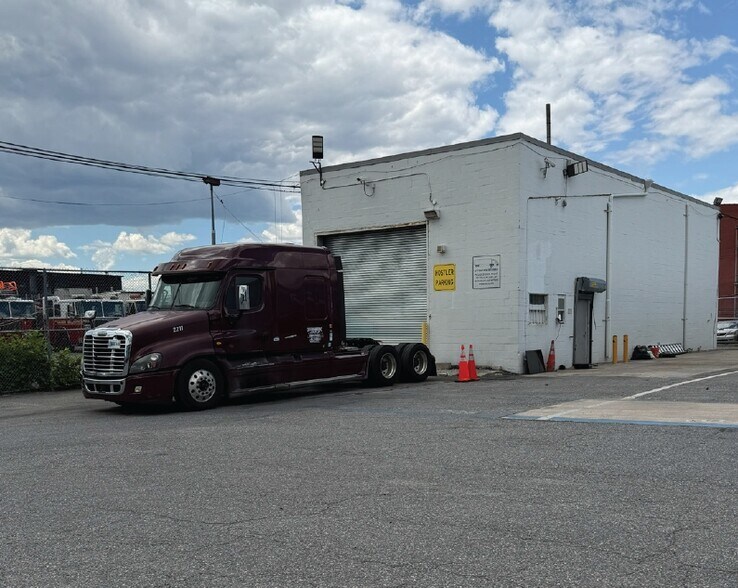 More Photos Of 1 Railroad Pl, Maspeth Warehouse For Lease