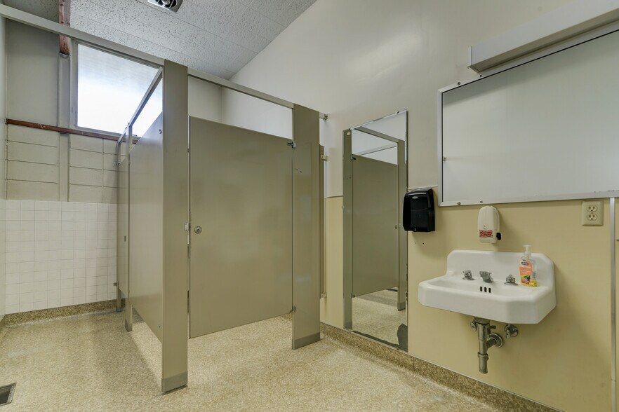 More Photos Of 102 Quince St NE, Olympia Freestanding For Lease