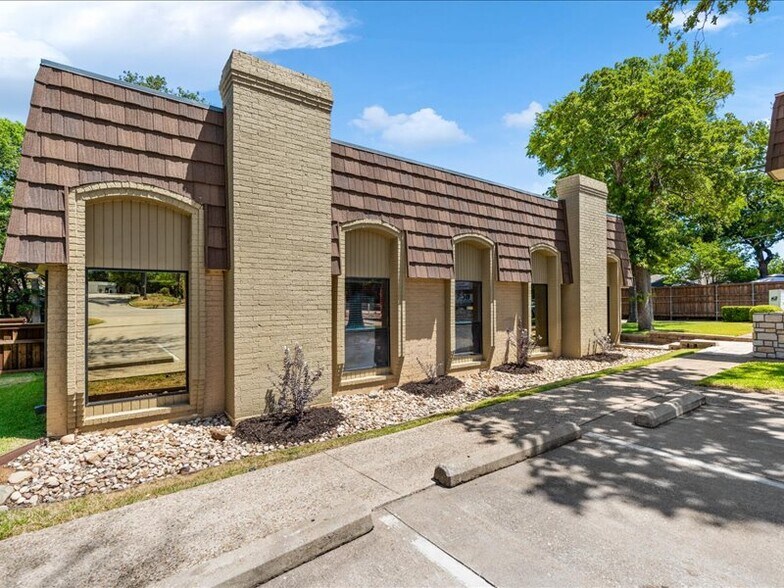 More Photos Of 2020 W Northwest Hwy, Grapevine Office For Lease
