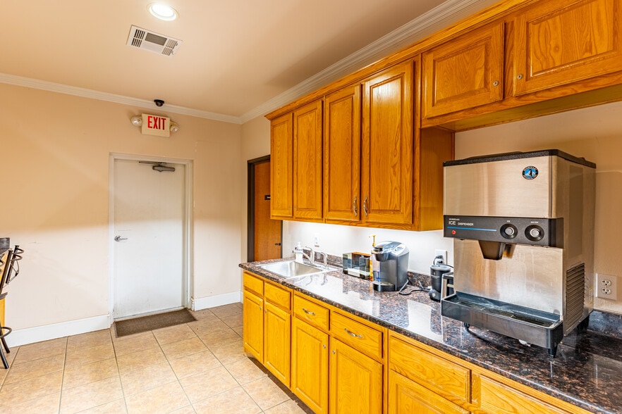 More Photos Of 205 E US Hwy 80, Forney Office Residential For Lease