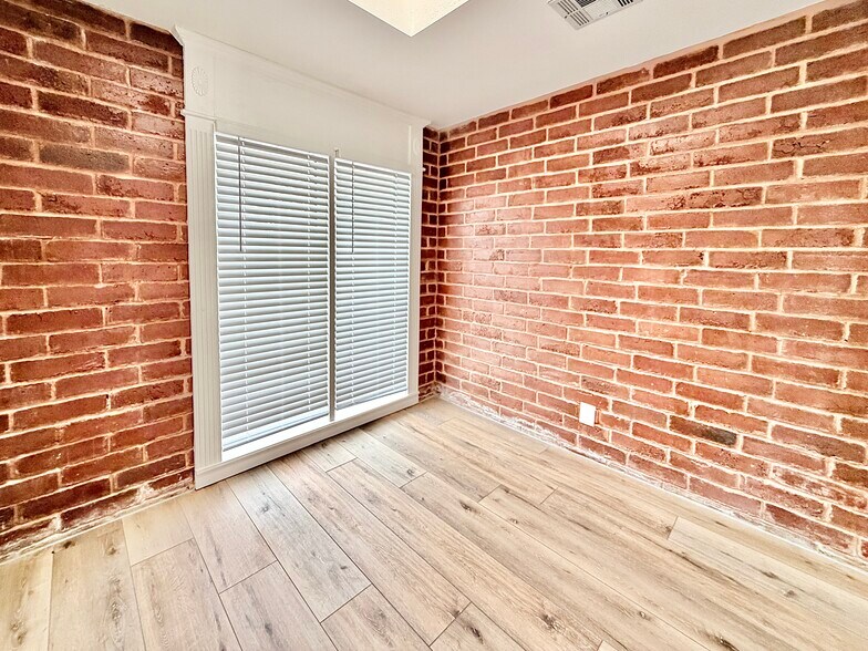 More Photos Of 1030 W Main St, Jenks Office For Sale