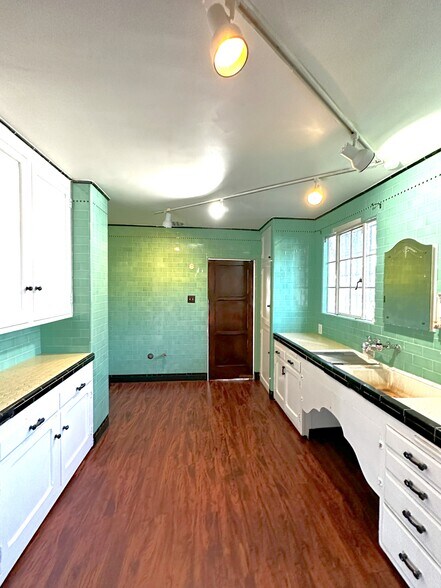 More Photos Of 10623 Riverside Dr, North Hollywood Office For Lease