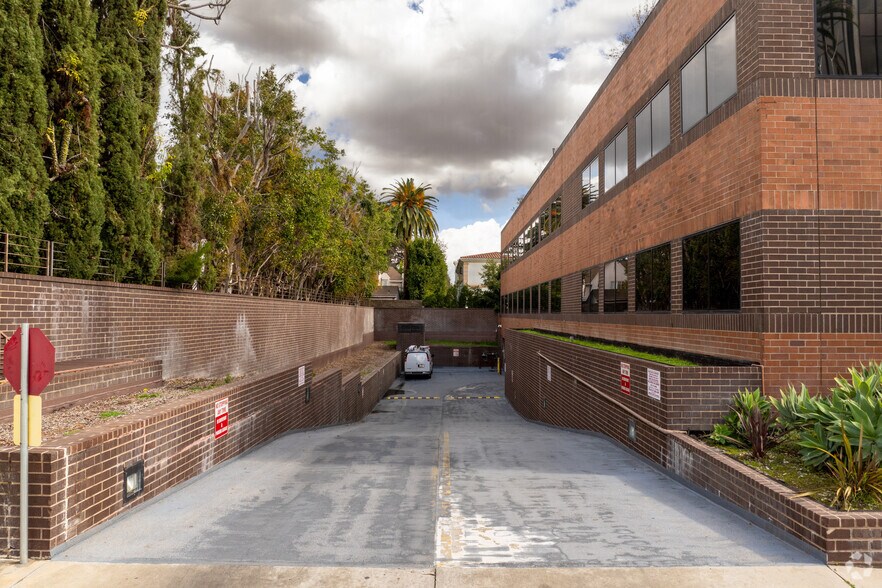 More Photos Of 4221 Wilshire Blvd, Los Angeles Office For Lease