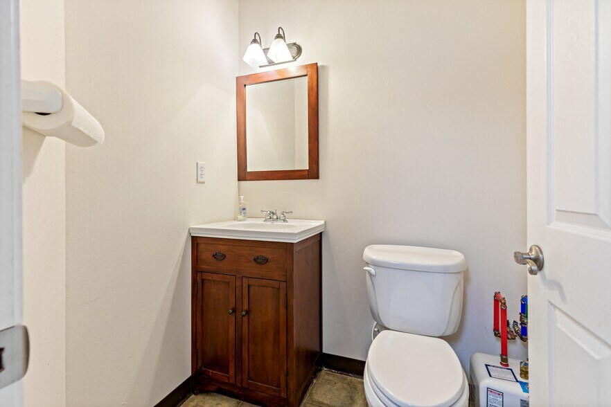 More Photos Of 516-522 Benham St, Bonne Terre Office For Lease