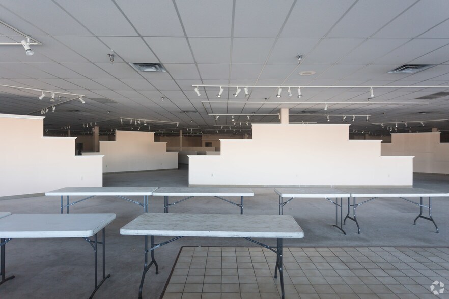 More Photos Of 3515-3559 W Northern Ave, Phoenix General Retail For Lease