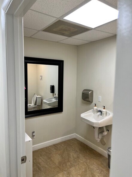 More Photos Of 3035 E Commercial Blvd, Fort Lauderdale Medical For Sale