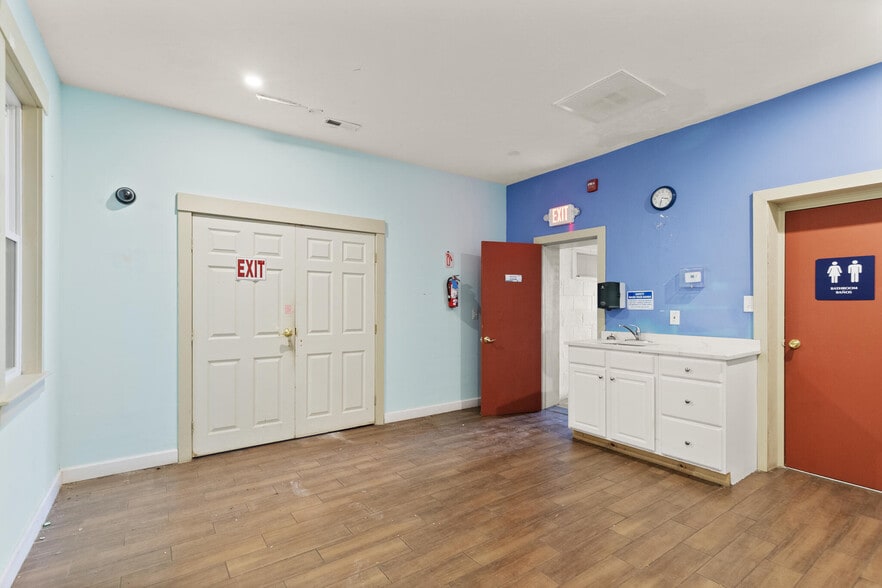 More Photos Of 430 Maple St, Danvers Freestanding For Sale
