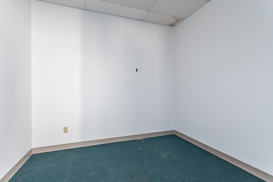 More Photos Of 2900 W Park Row Dr, Pantego Office For Sale