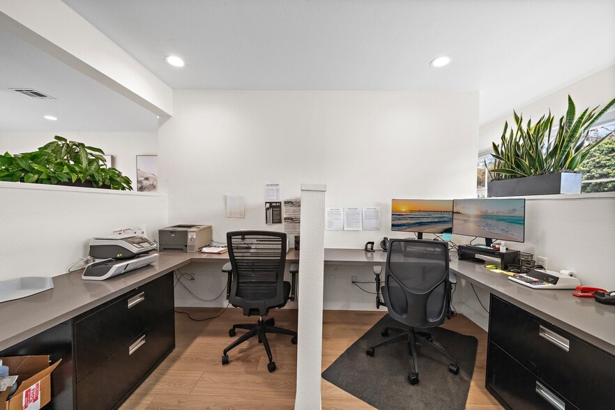 More Photos Of 1495 Glenneyre St, Laguna Beach Freestanding For Lease