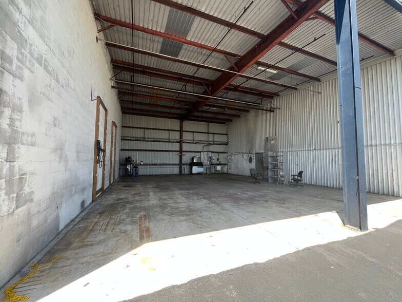 More Photos Of 2585 4th St, Fort Myers Warehouse For Sale