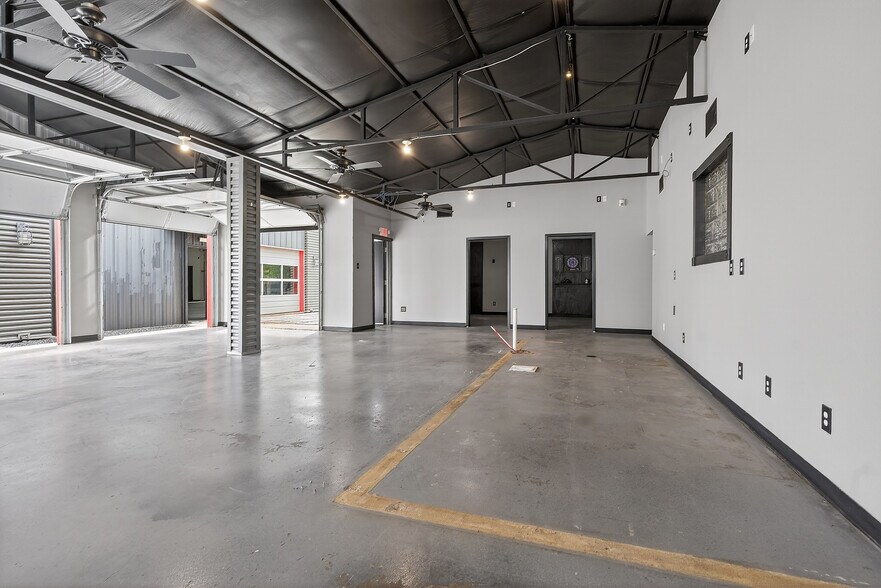 More Photos Of 2795 SW Wilshire Blvd, Burleson Flex For Lease